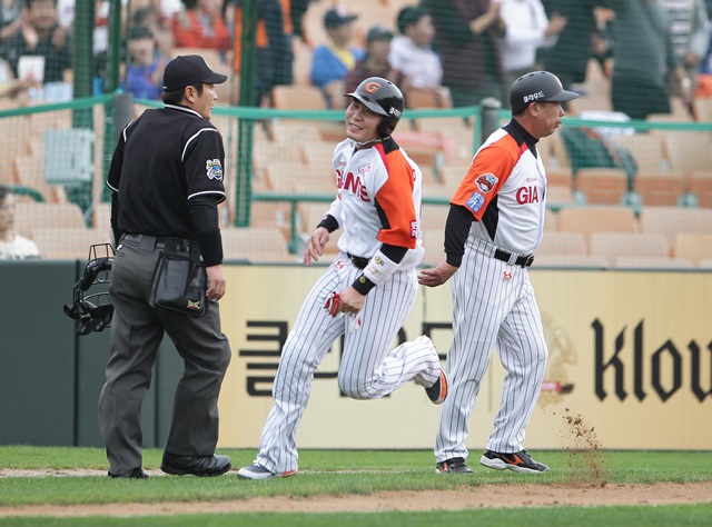 141012-한화전-03-용덕한 선취득점을위해 질주하는 모습A14_1233.JPG 141012-한화전-03-용덕한 선취득점을위해 질주하는 모습A14_1233.JPG