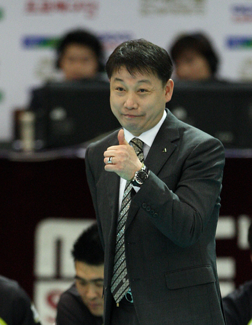 hwangcoach.jpg hwangcoach.jpg