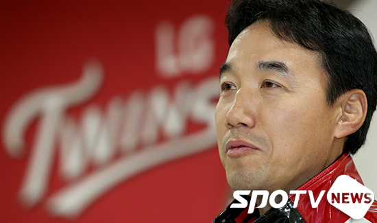 [포토S] 김동수 감독 '15년만에 다시 입은 줄무늬 유니폼'