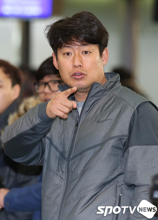 [포토S] 은퇴 안치용 '마지막 인사 나왔습니다'