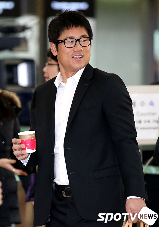 [포토S] 박정권 '모닝커피 손에 들고'