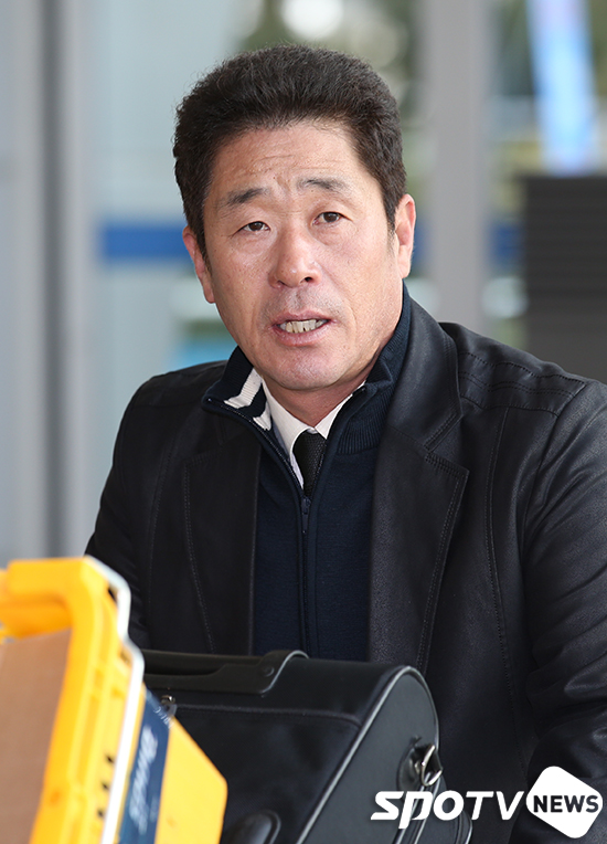 [포토S] 이광길 코치 '새해 인사 전하며 공항 도착'