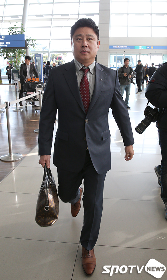 [포토S] 수트 차림으로 공항에 들어선 김태형 감독