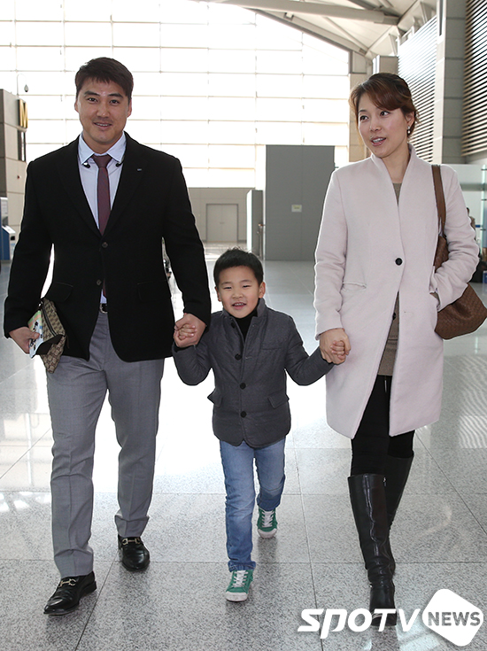 [포토S] 홍성흔 '가족들과 공항 왔어요'