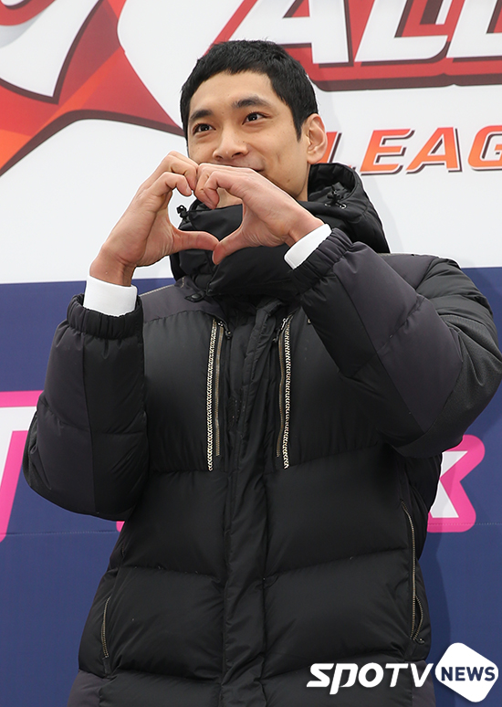 [포토S] 김요한 '팬들 향해 훈훈한 하트'