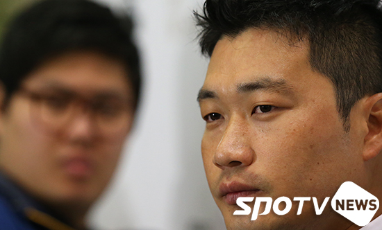 [포토S] 진지한 눈빛으로 인터뷰 하는 오승환