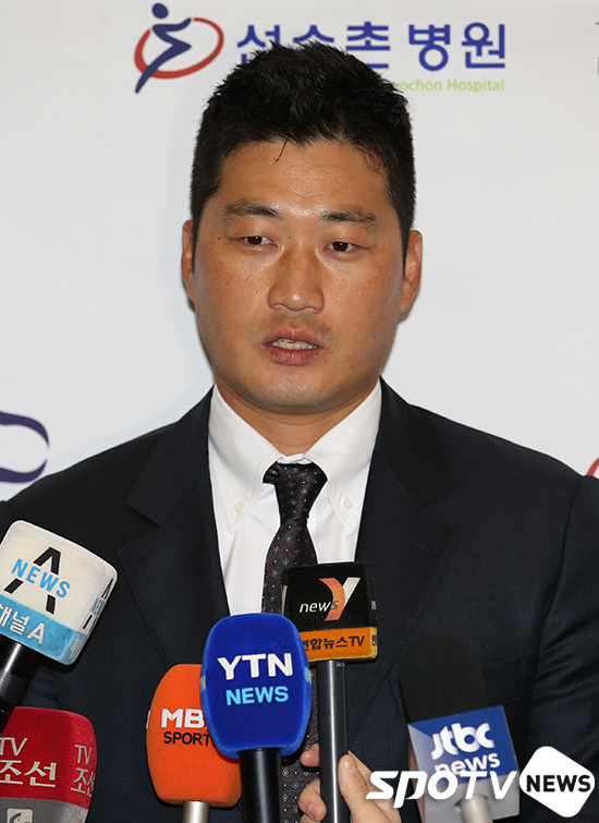 [포토S] 취재진과 인터뷰 하고 있는 오승환