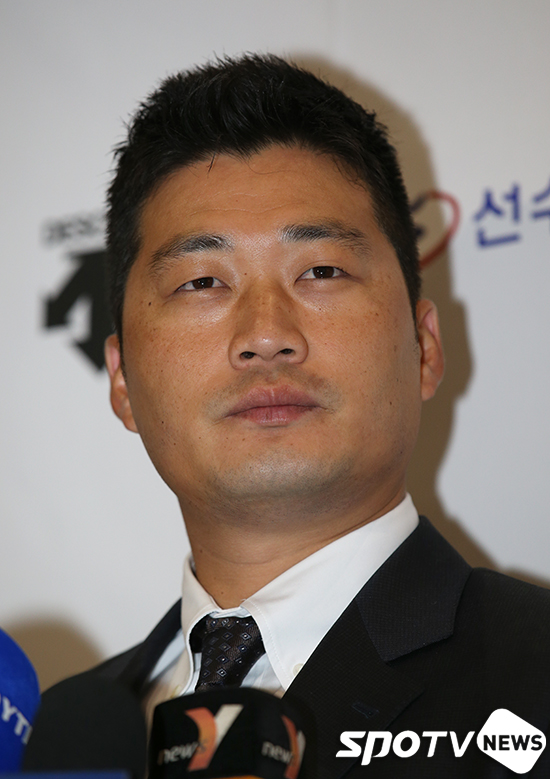 [포토S] 취재진의 질문 듣고 있는 한신 타이거스 오승환