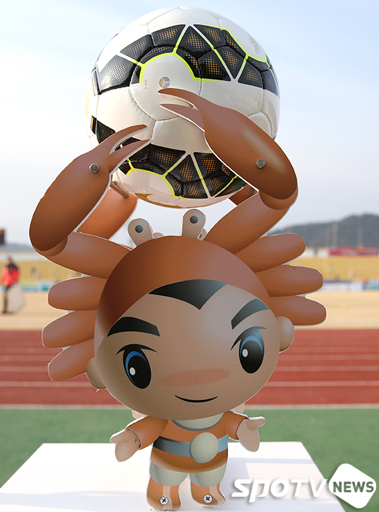 [포토S] 대게가 들어올린 축구공