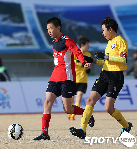 [포토S] 강진중 한정우 '볼을 내줄 수는 없어'