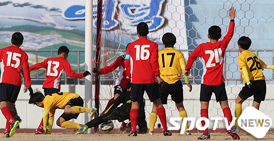 [포토S] 강진중 김유민 '혼전의 골문에서 득점'