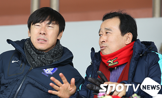 [포토S] 신태용 코치 '아시안컵 피로도 풀기전 유소년 축구위해'
