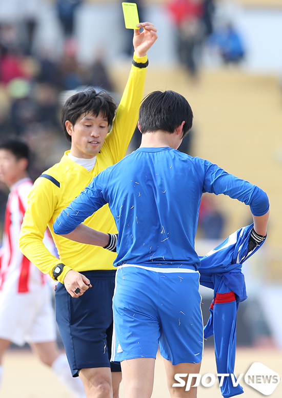 [포토S] 오현규 '무리한 세리머니로 옐로카드'