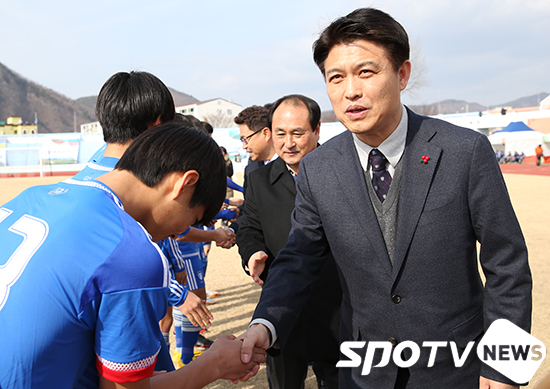 [포토S] 선수들에게 악수로 격려하는 이희진 영덕군수