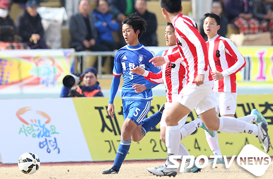 [포토S] 전병진 '수비 달고 공격진영으로'