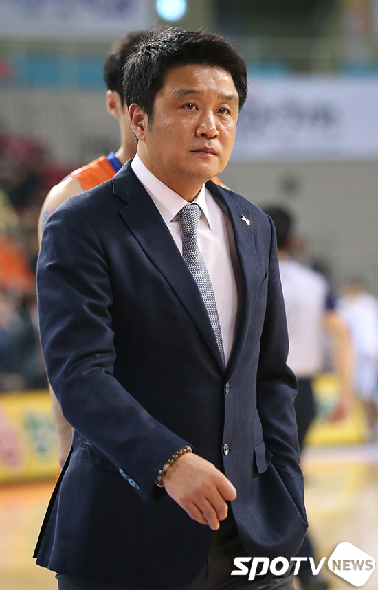 [포토S] 전반전 마친 전자랜드 유도훈 감독