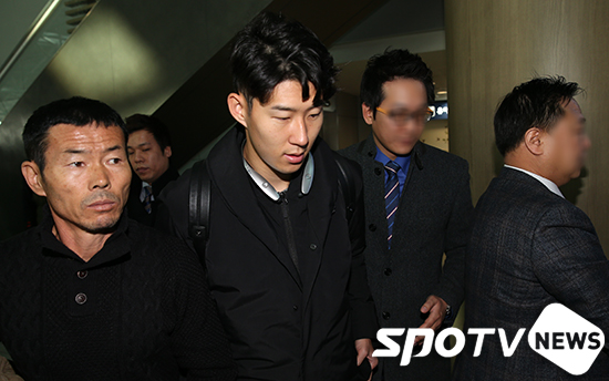 [포토S] 아버지와 함께 출국하는 손흥민
