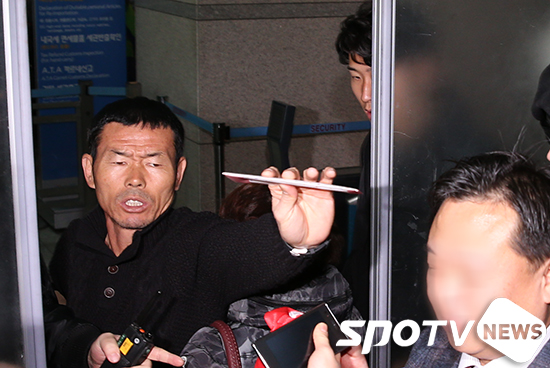 [포토S] 손흥민 '아버지의 뒤에서'