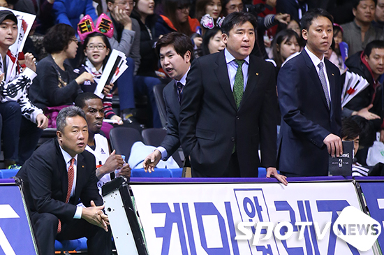 [포토S] 전창진 감독 '차분히 경기 좀 보고싶다'