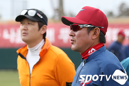 [포토S] 김선우 해설위원과 이야기 나누고 있는 김기태 감독