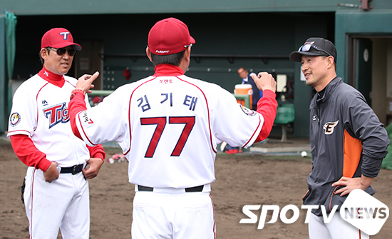 [포토S] 김재현 코치와 이야기 나누는 김기태 감독