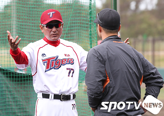 [포토S] 김기태 감독 '마음을 열고'