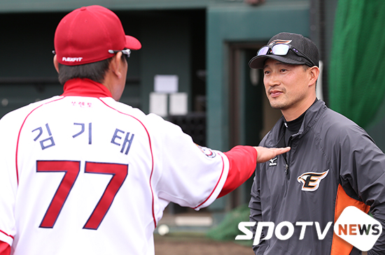 [포토S] 김기태 감독과 이야기 나누는 김재현 코치