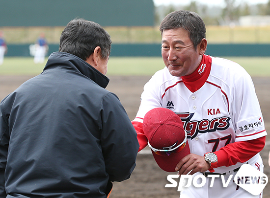 [포토S] 김기태 감독 '김광수 수석에게 깍듯한 인사'