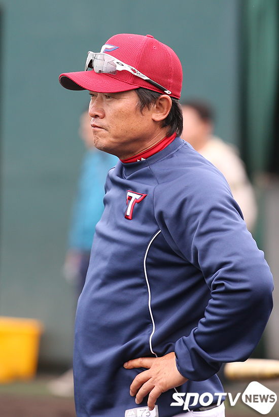 [포토S] 날카로운 눈빛의 박흥식 코치