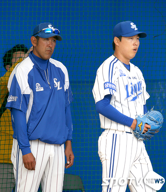 [포토S] 차우찬 불펜피칭 지켜보는 카도쿠라 코치