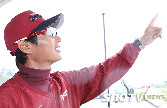 [포토S] 염경엽 감독 '하늘이 안도와주네'