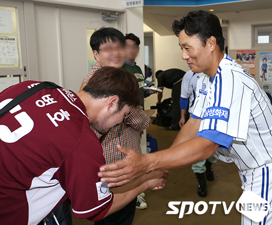 [포토S] 박병호 '국민타자 이승엽에게 깍듯한 인사'