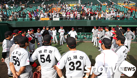 [포토S] 팬들의 환호 받으며 미팅 하고 있는 LG 트윈스