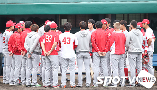 [포토S] 역전패 후 미팅하고 있는 SK 선수들