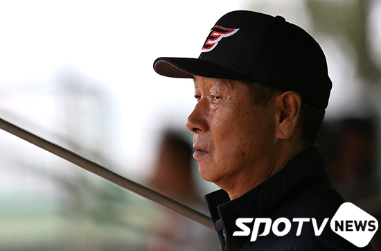 [스토리S] 긴장 가득 한화 불펜, 날카로워 지는 눈빛들