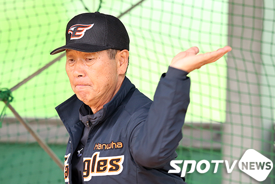 [포토S] 김성근 감독 '스냅을 제대로'