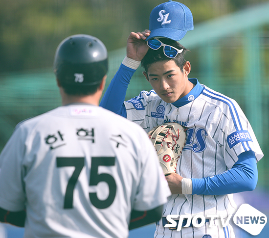 [포토S] 구자욱 '1루수로 나와 예의 바른 인사'