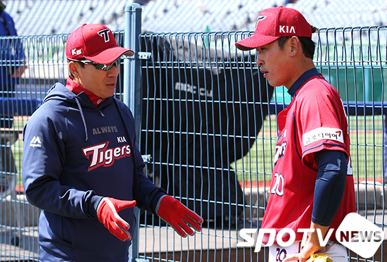 [포토S] 이대진 코치와 이야기 나누는 윤석민