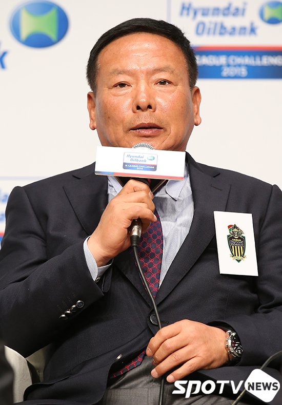 [포토S] 여유 있게 각오 밝히는 충주 험멜 김종필 감독