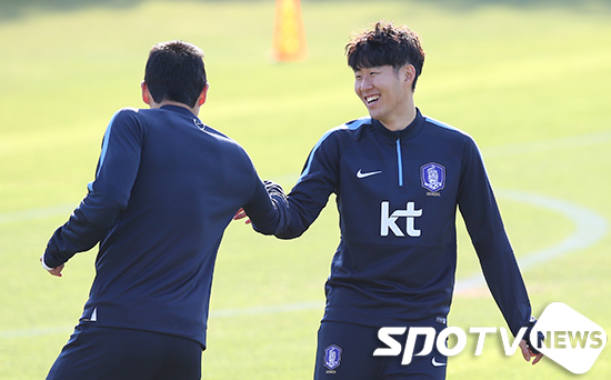 [포토S] 손흥민 '(김)주영이형 나랑 놀아'