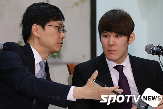 [포토S] 변호사와 이야기 나누고 있는 박태환