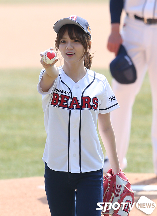 [포토S] AOA 지민 '사랑이 담긴 시구 받으세요'