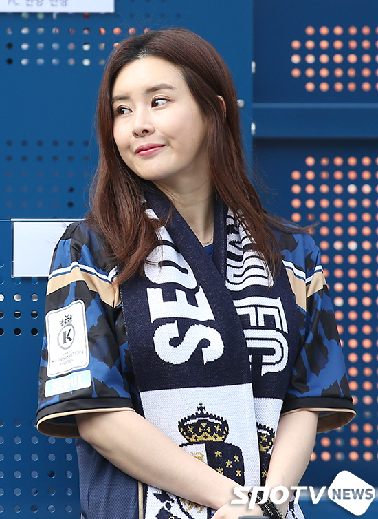 [포토S] 축구장 찾은 배우 최정윤