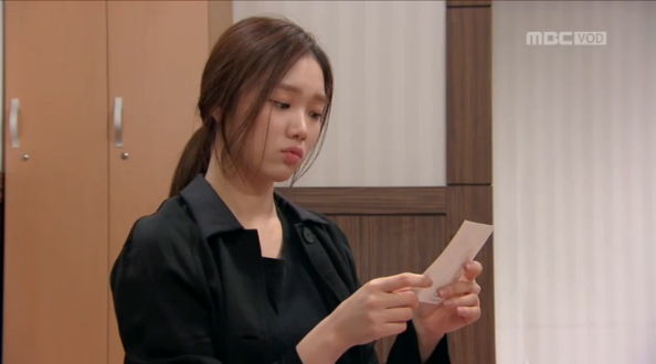 <여왕의 꽃> '출생 단서' 등장? 이성경, 사진 속 김성령과의 관계는?
