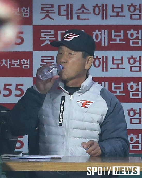 [스토리S] 천하의 김성근 감독도 목 타게 하는 한화야구