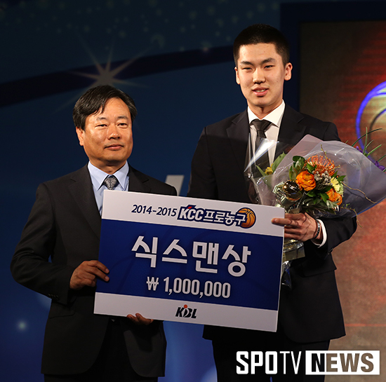 [포토S] 식스맨상 수상한 LG 유병훈