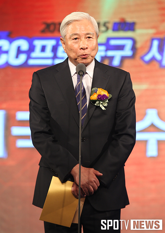 [포토S] 시상에 나선 방열 대한농구협회장