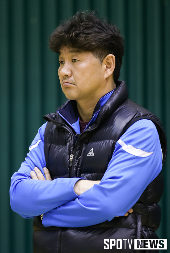 [포토S] 선수들 연습 지켜보고 있는 곽성호 감독