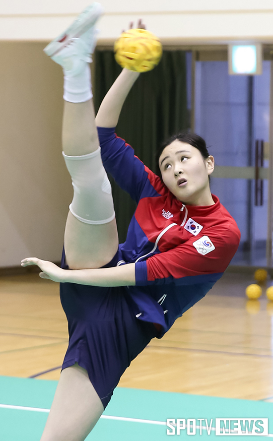 [포토S] 최지나 '유연한 다리로 강한 서브'