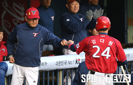 [포토S] 김기태 감독 '오늘도 이겨보자'